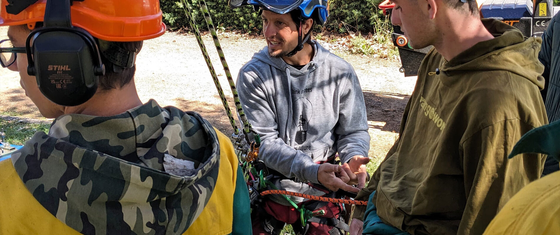 instructor demostrando la eficacia de un buen nudo