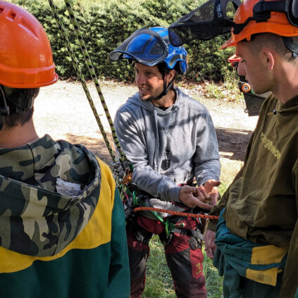 instructor demostrando la eficacia de un buen nudo