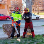 instructor de sustraimendi explicando a un alumno como trabajar con una motosierra