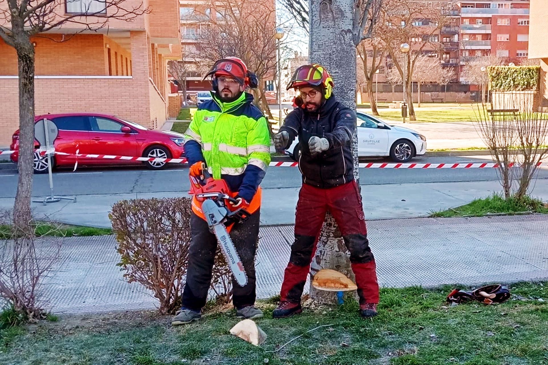 instructor de sustraimendi explicando a un alumno como trabajar con una motosierra