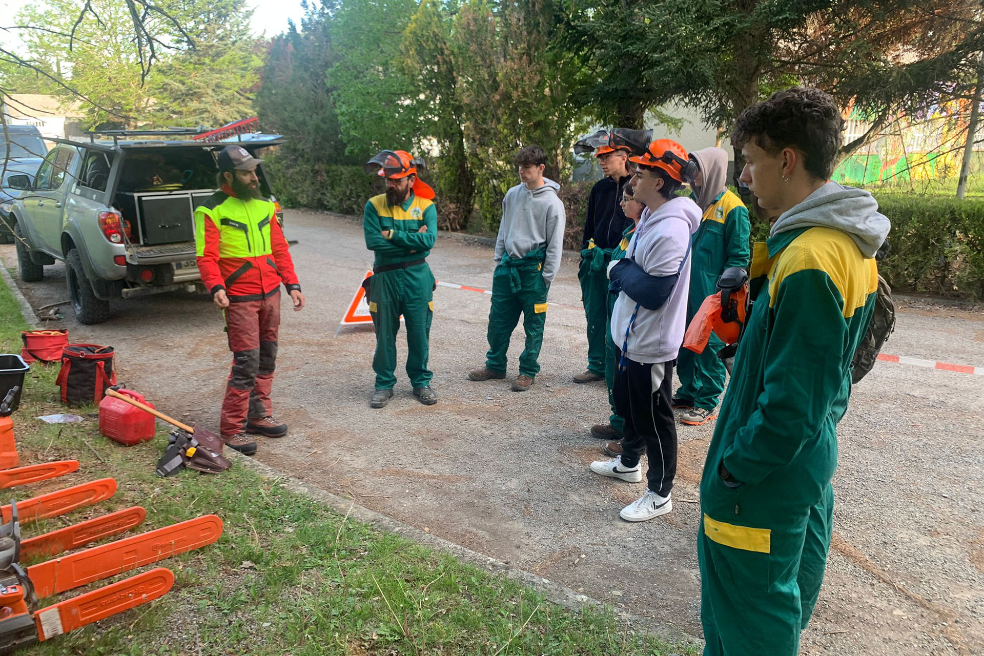 clase sobre la manipulación y mantenimiento de una motosierra