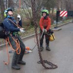 Dos trabajadores de sustraimendi, preparando los amarres arneses y cuerdas para proceder a hacer su trabajo