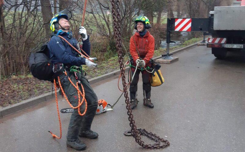 Dos trabajadores de sustraimendi, preparando los amarres arneses y cuerdas para proceder a hacer su trabajo